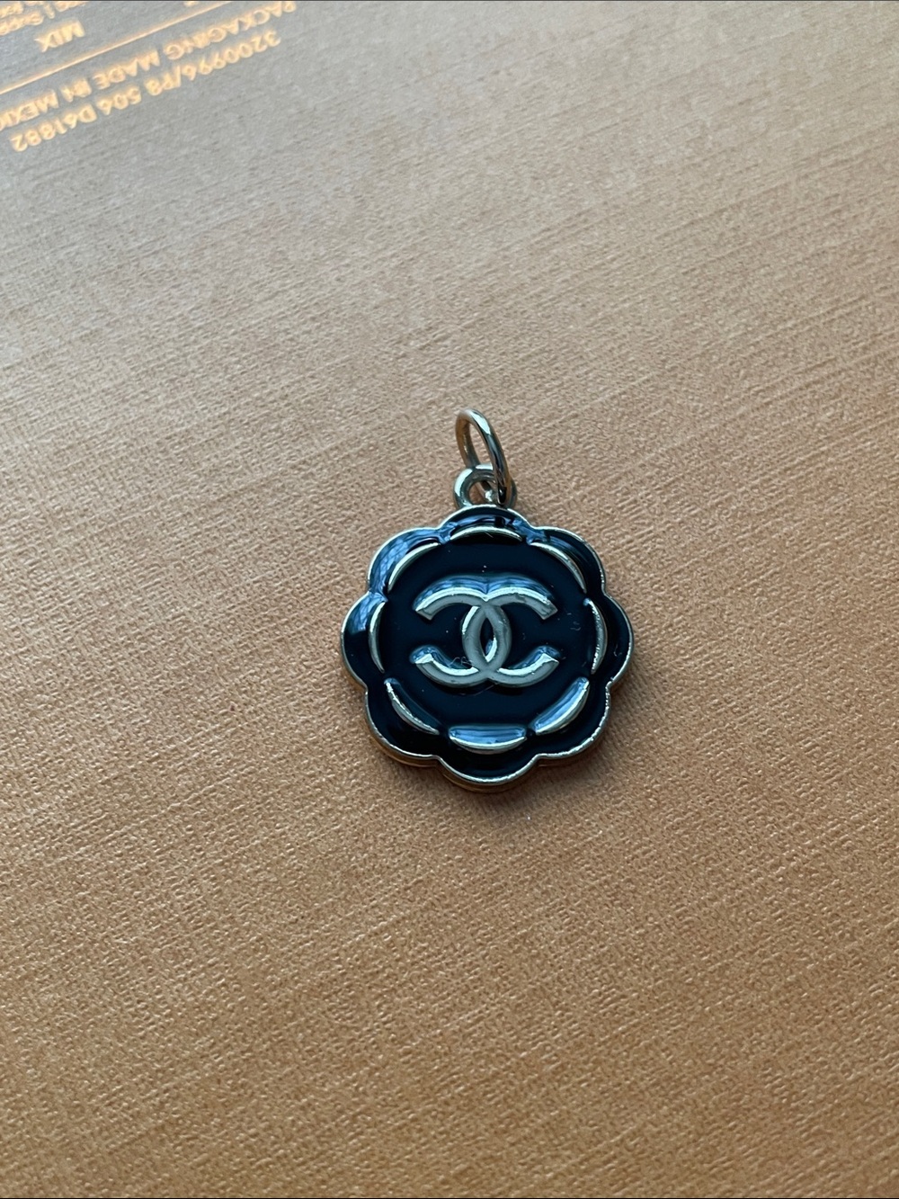 Zipper pullCHANEL Black and Silver Camellia CC Charm Pendant